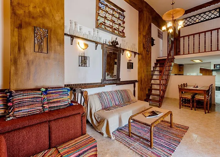 Hara\'S Traditional Detached House In Malona