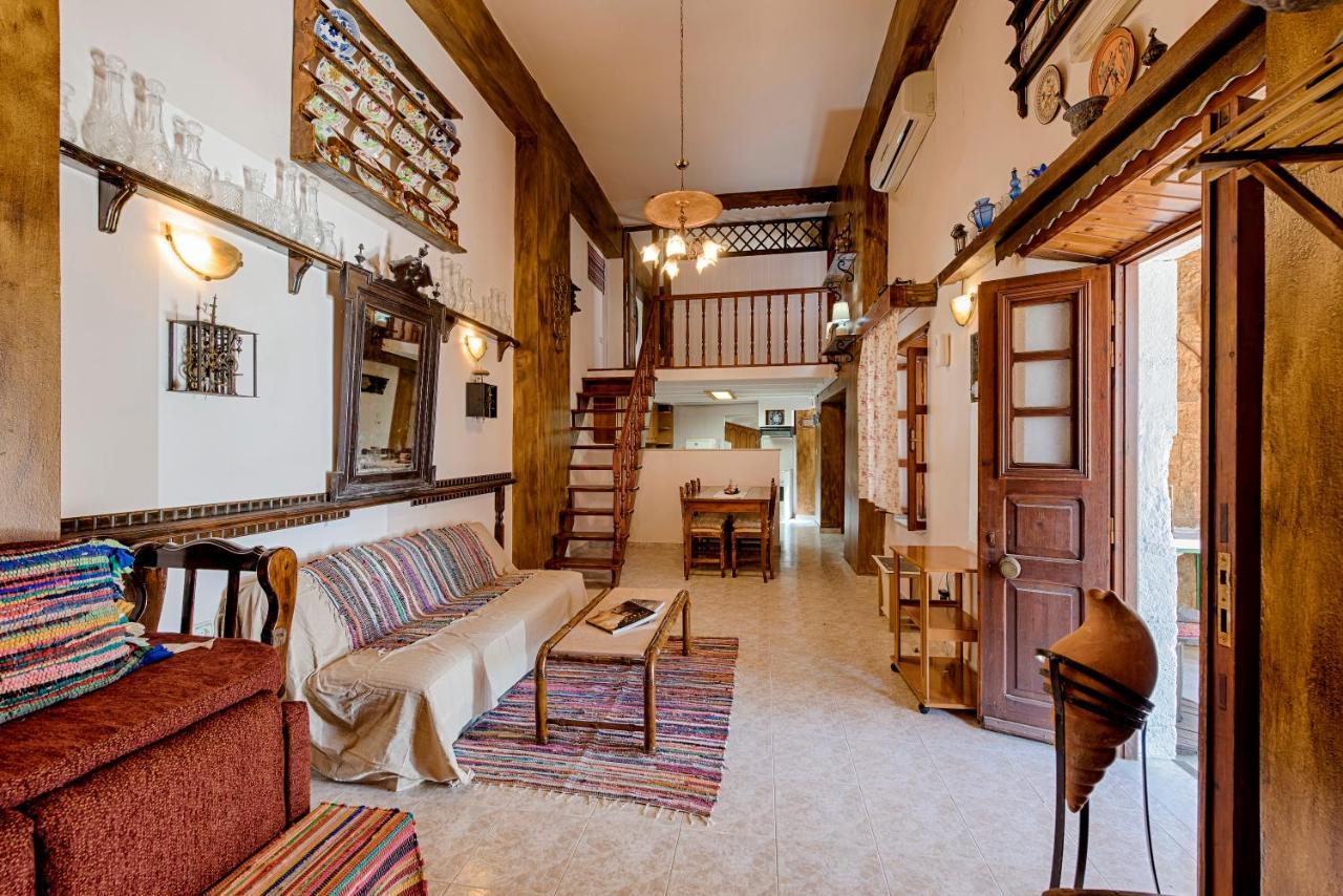 Hara's Traditional Detached House In Malona Malona Village