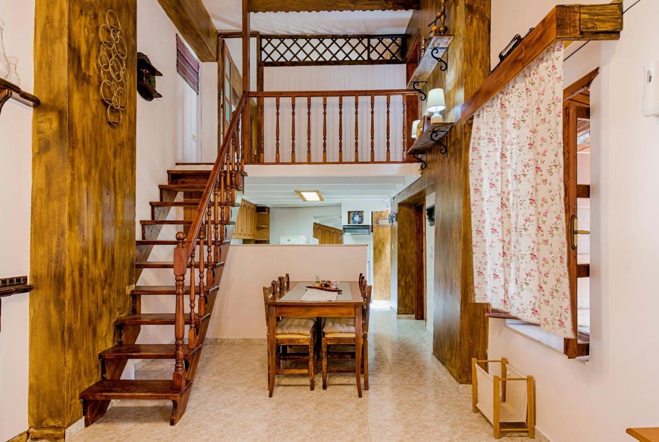 Hara's Traditional Detached House In Malona Malona Village